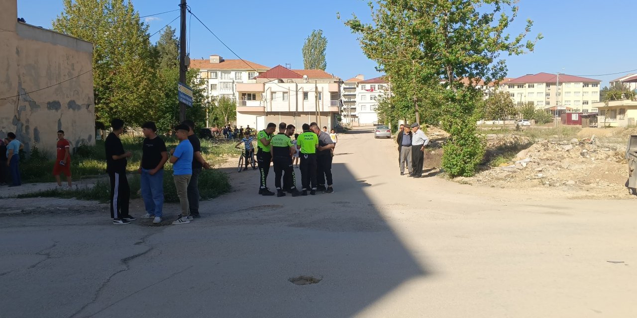 16 yaşındaki arkadaşına çarpıp otomobilin altında sürükledi