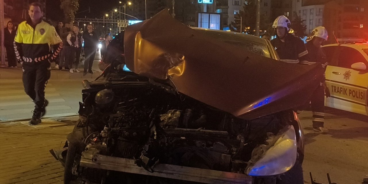 Film gibi olay! Araç çalıp 7 araca çarptı, 5 kişi yaralandı