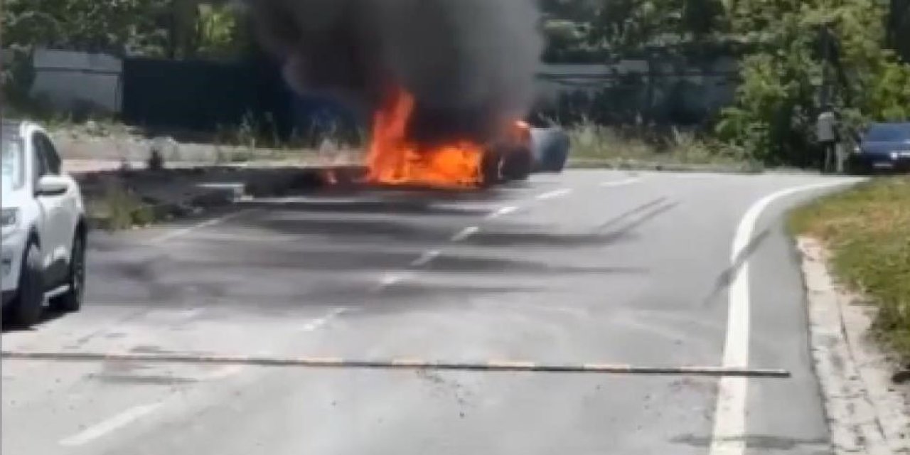 20 milyonluk Ferrari alevlerin arasında hurdaya döndü