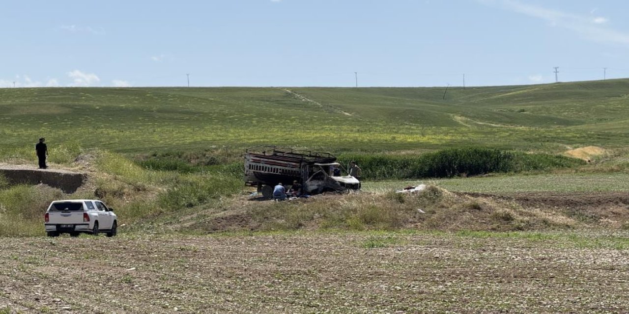 Yanan kamyonetten baba ve 15 yaşındaki oğlunun cesedi çıktı