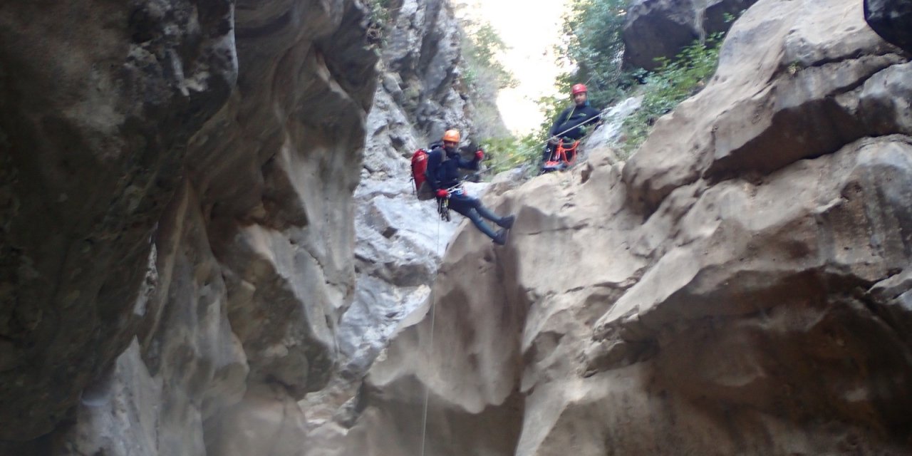 Serinlemek isterken akıntıya kapıldı! Ekipler 19 yaşındaki genci arıyor