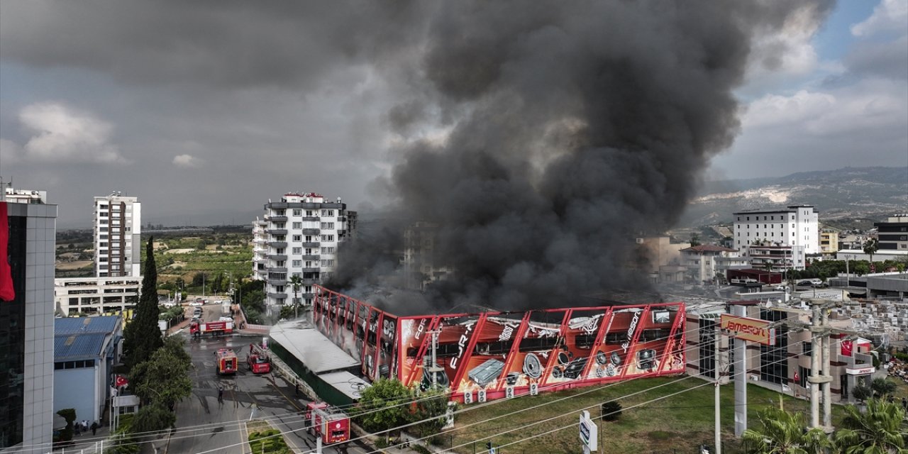 Elektronik eşya üreten fabrikada yangın çıktı