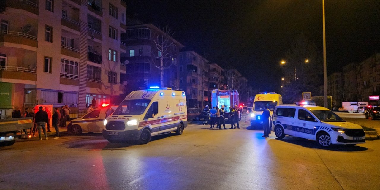 5 katlı binada yangın: 3'ü polis 6 kişi dumandan etkilendi