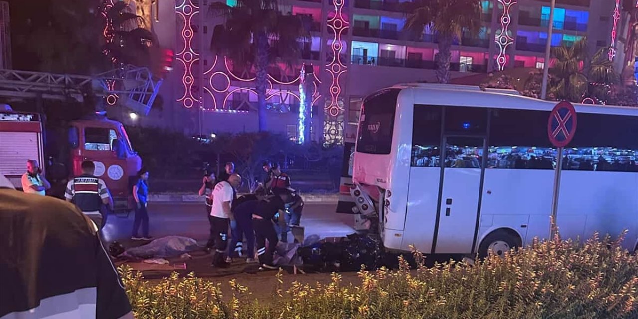 Motosiklet park halindeki midibüse çarptı: 2 genç öldü