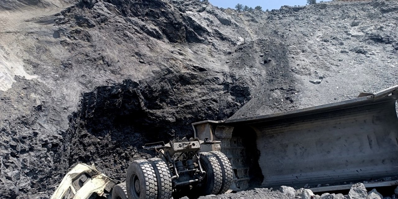 Hafriyat kamyonu hurdaya döndü: Sürücü öldü