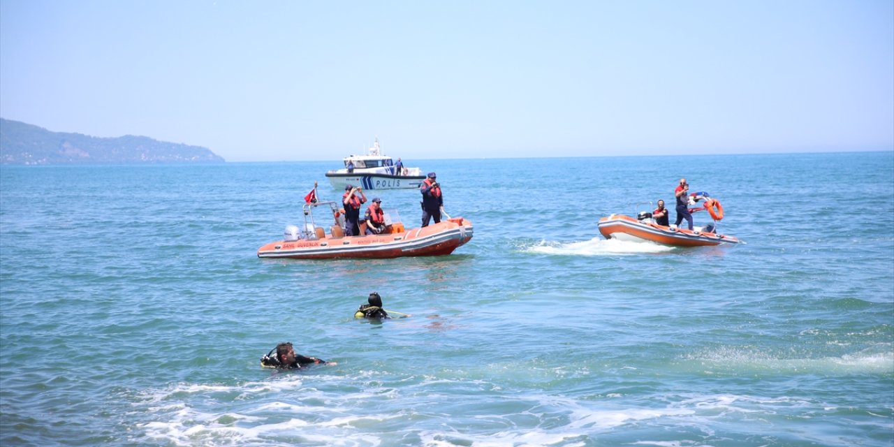 Denize giren 3 lise öğrencisinden 1'i hayatını kaybetti