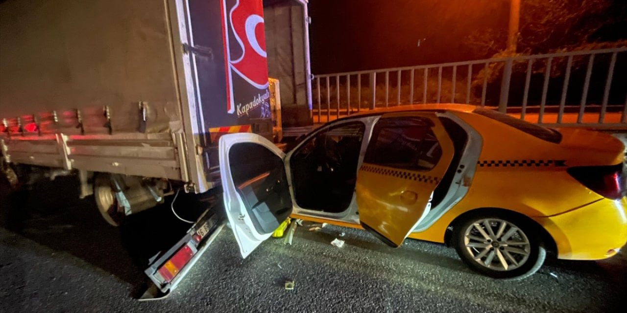 Ticari taksi kamyonete arkadan çarptı: 1 ölü, 1 yaralı