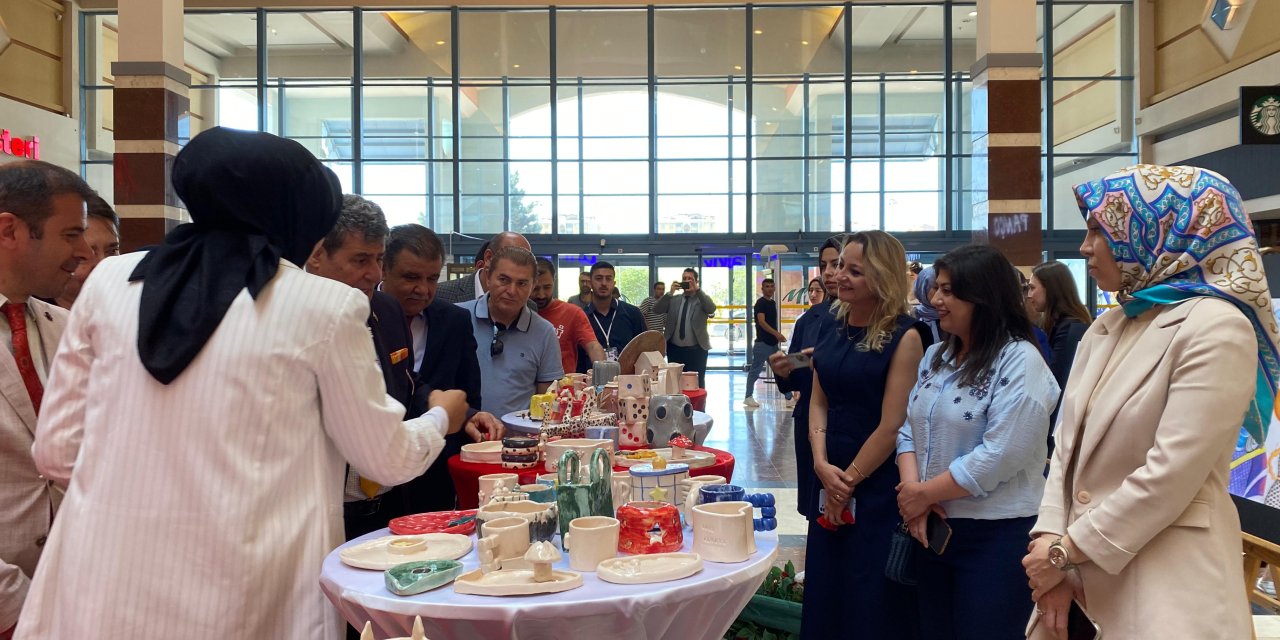 Konya’da yurt öğrencilerinden el emeği göz nuru sergi
