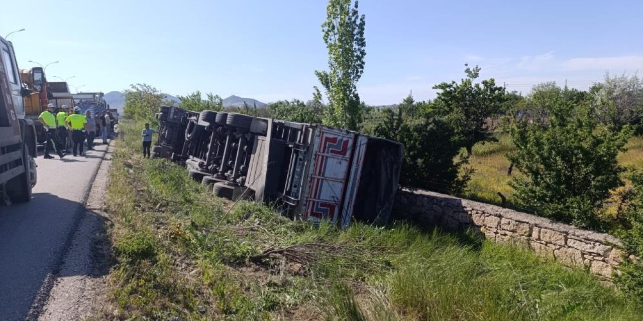 Yine kaçtılar! Konya yolunda angus yüklü TIR devrildi