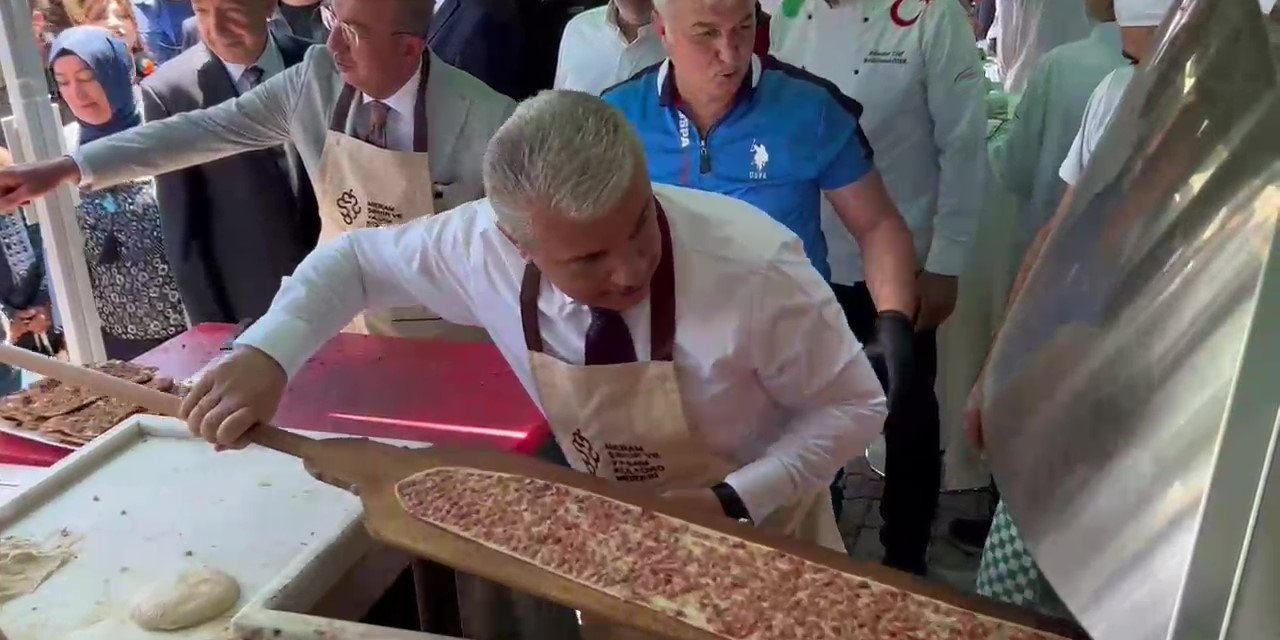 Vali ve Başkan Konya’nın ucuz etliekmeğini kendi elleriyle pişirdi