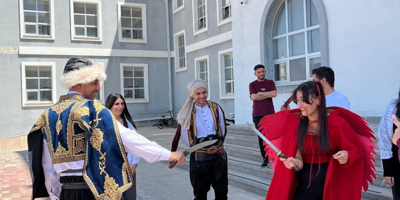 Deli Dumrul’un köprüsü kuruldu! Öğrencilerden hem sanat hem yardımlaşma örneği