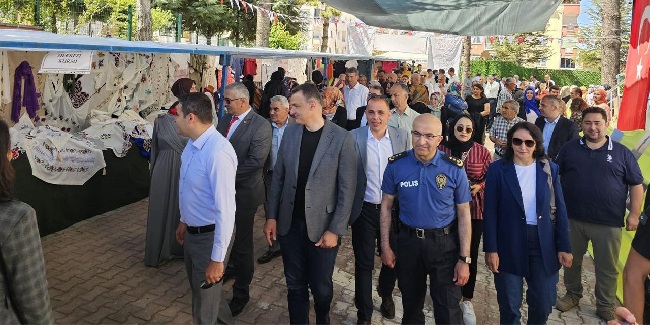 Konyalı kursiyerlerin el emeği eserleri sergilendi