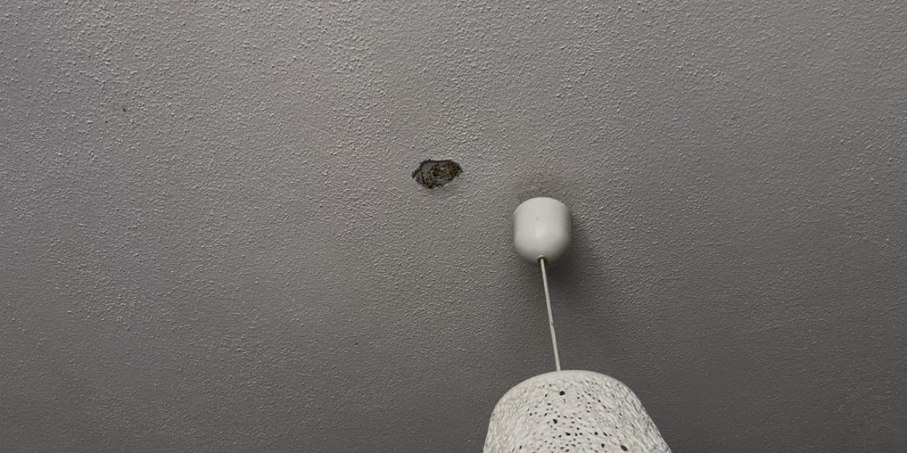 Abisini evden çıkarmak için tavanı hiltiyle deldi