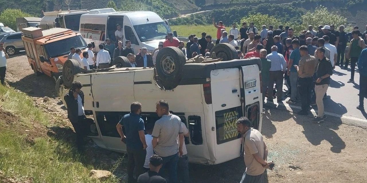 Öğrenci servisi takla attı: 13'ü öğrenci 14 yaralı