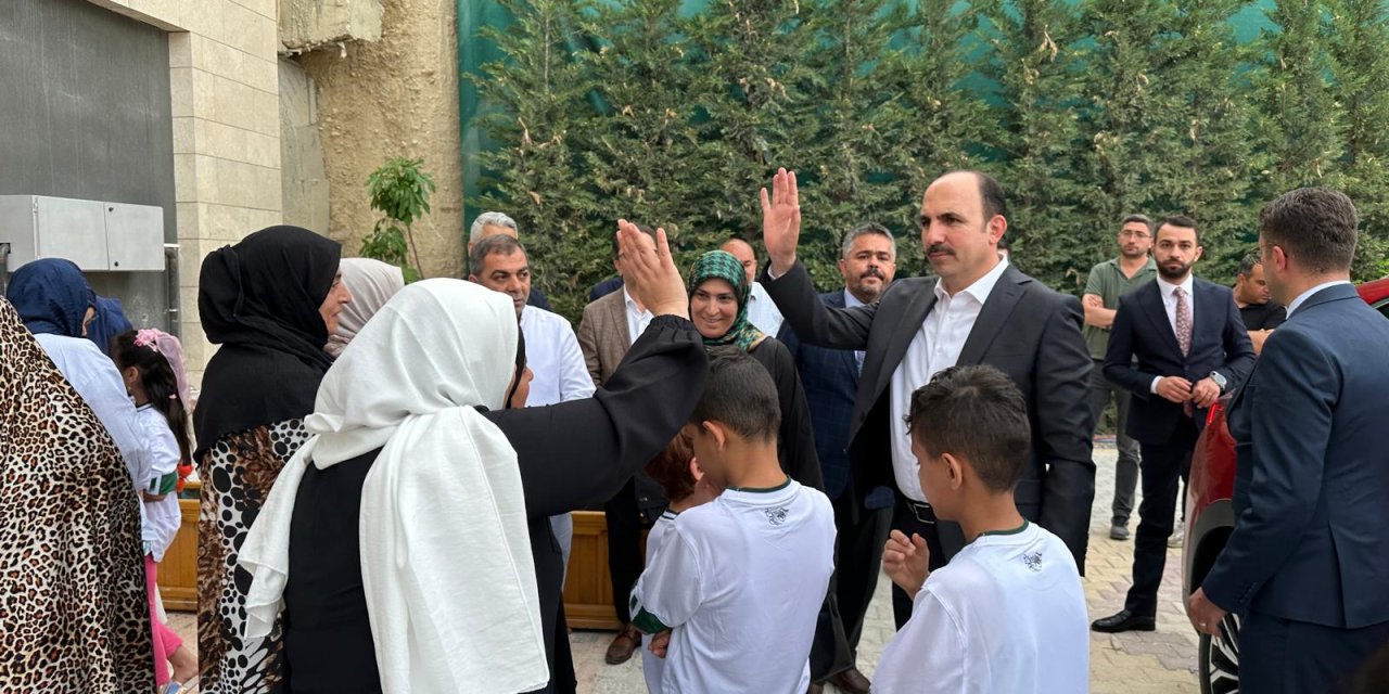 Başkan Altay Konya’daki misafir Gazzeli aileleri ziyaret etti