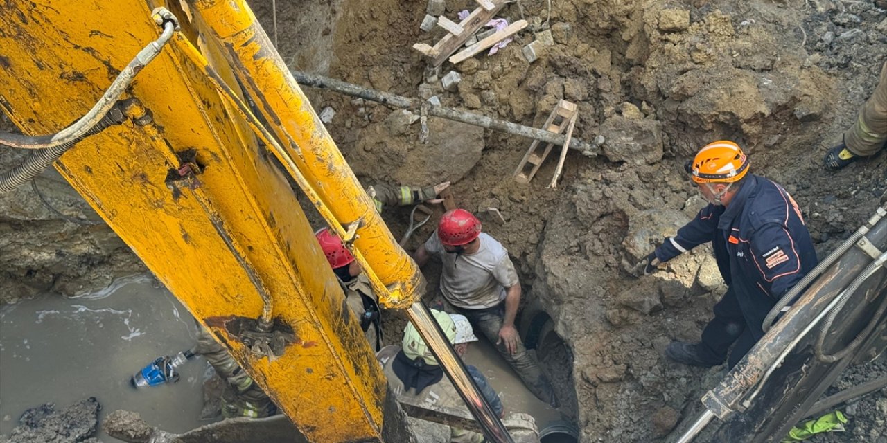 Yol çöktü, işçi göçük altında kaldı
