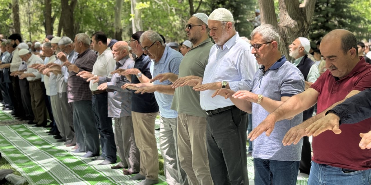 Konya'da tarihi namazgahta yağmur duası