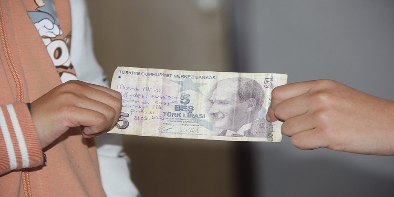 Paranın üzerindeki yazı tüm okulda sahibini arattırdı