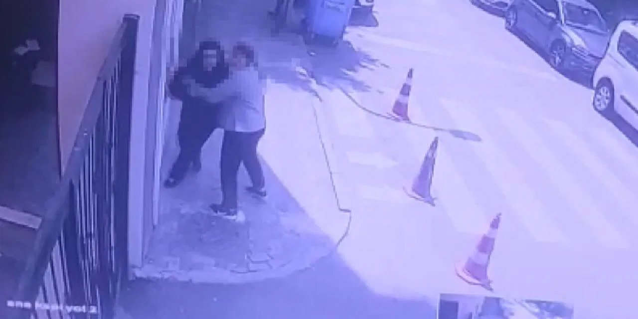 Liseli kız okul tuvaletinde arkadaşını bıçakladı