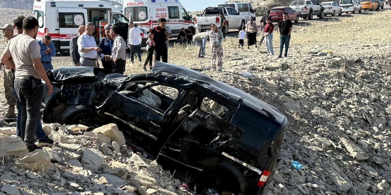 Hafif ticari araç devrildi: Aynı aileden 3 kişi öldü