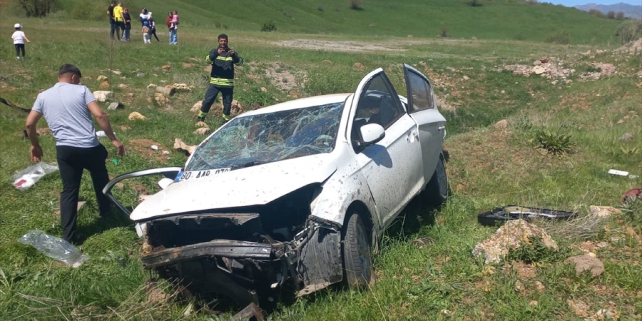 Otomobil şarampole devrildi: Baba öldü, anne ve bebeği yaralı