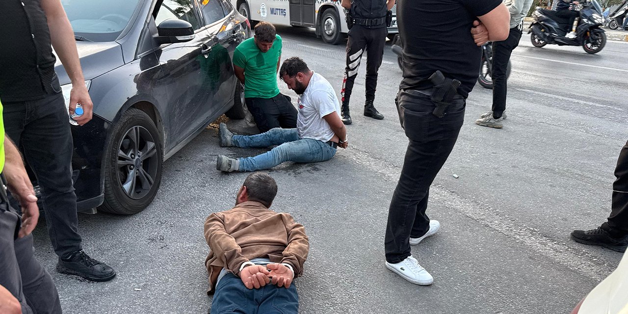 Durdurulan araçtaki şahıslar polise saldırdı