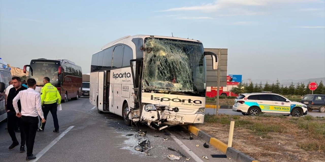 İki otobüsün çarpıştığı kazada can pazarı