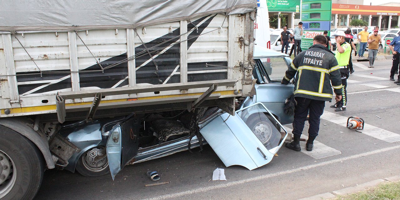 Konya yolunda TIR’a arkadan çarpan otomobil hurdaya döndü, sürücü sıkıştı