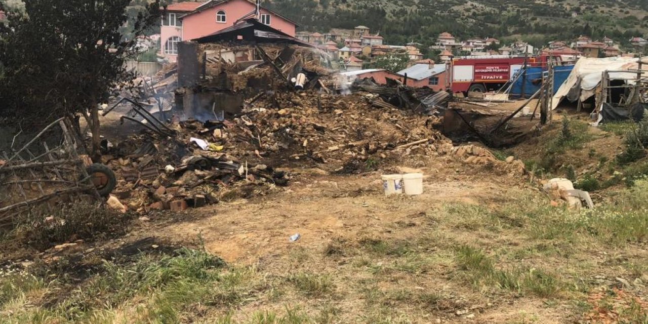 Konya’da iki katlı ahşap ev yandı