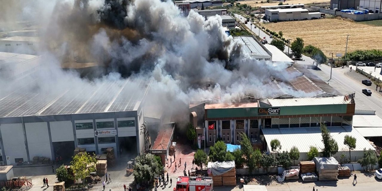Sandalye fabrikasında yangın