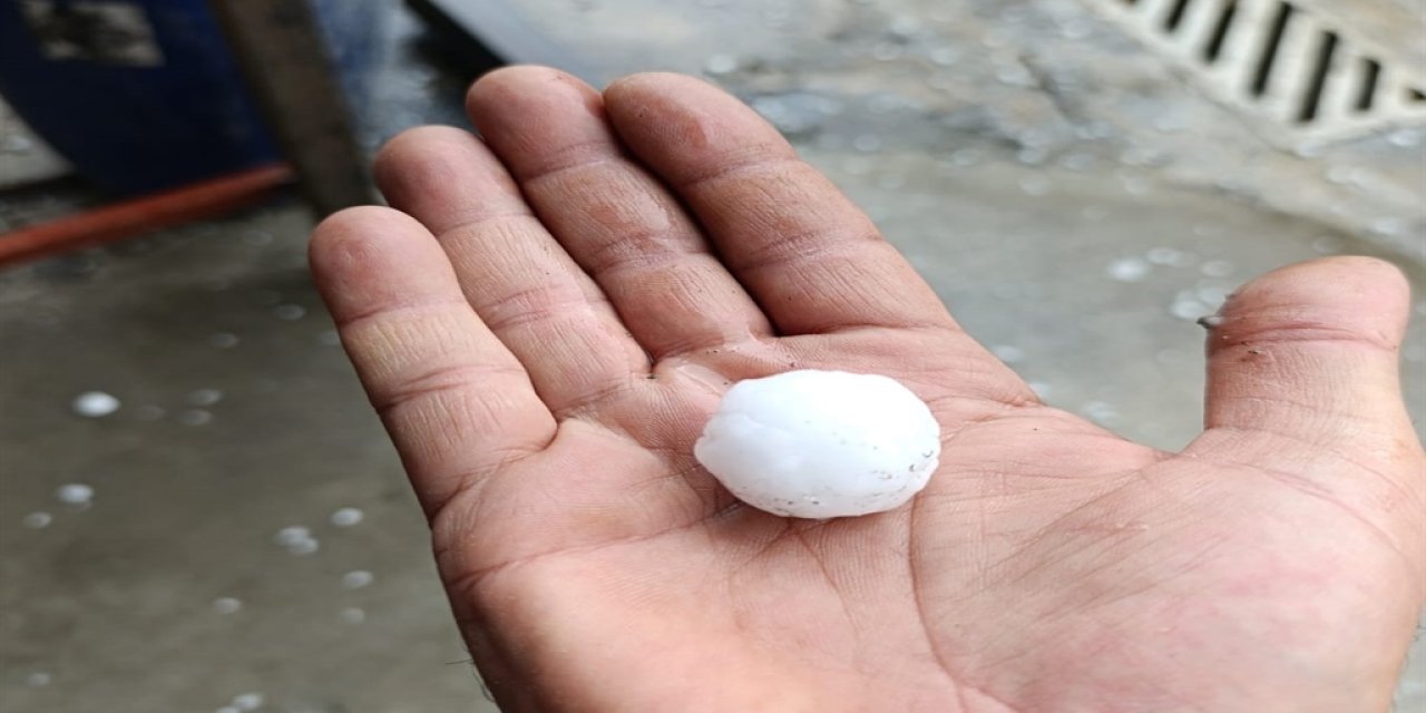 Ceviz büyüklüğünde dolu yağdı: Araçların camı kırıldı