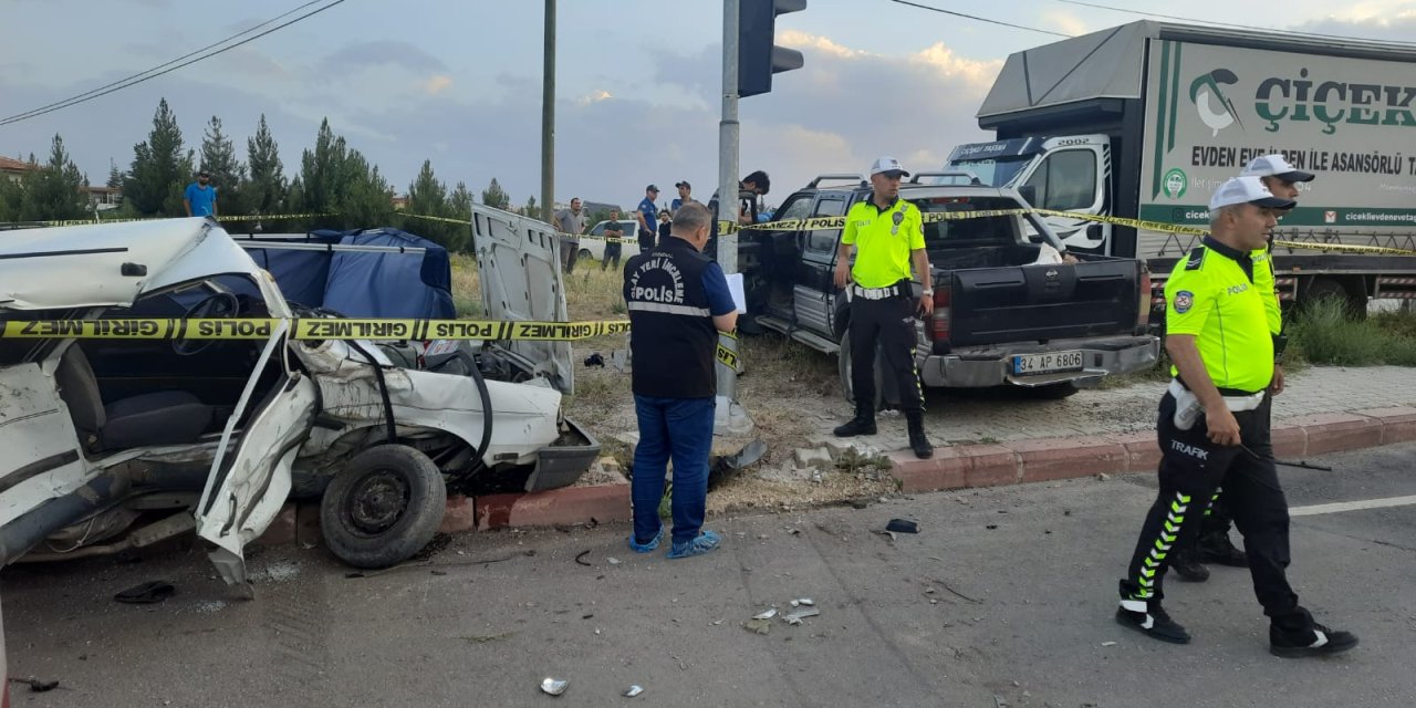 Konya'da iki araç çarpıştı! 2 ölü, 5 yaralı var