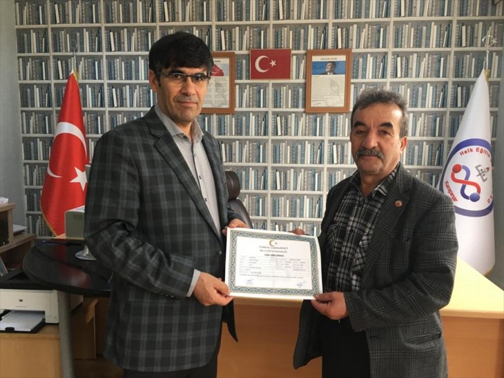 Konya'da emekli vatandaş 62 yaşında lise diploması aldı