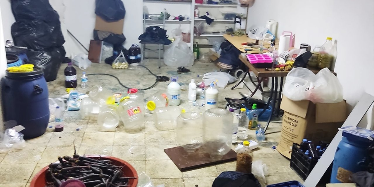 Mide bulandıran görüntü! Tuvaletle iç içe üretim