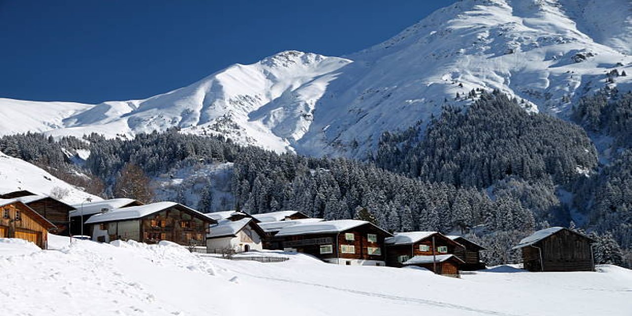 Buzul çökmesi sonucu bir köy yok oldu