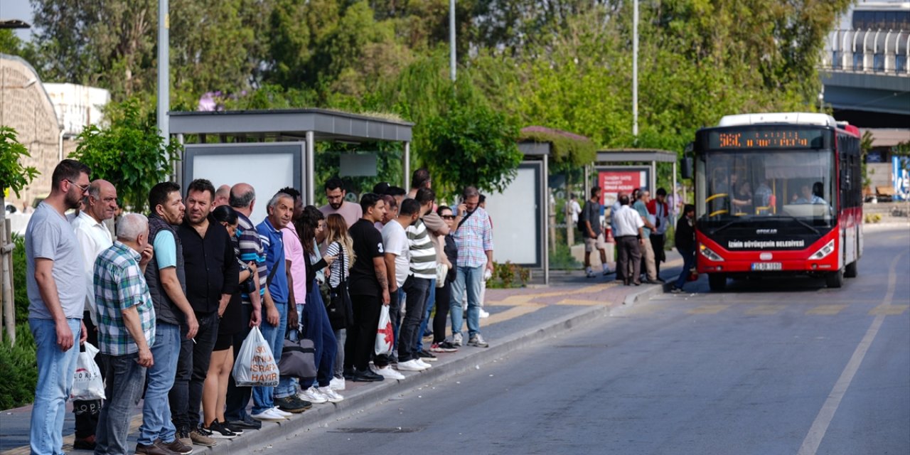 23 bin belediye işçisi greve çıktı: İzmir’de hayat durdu