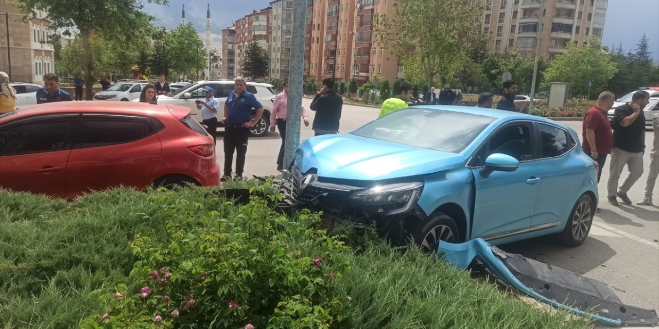 Konya’da iki otomobil kavşakta çarpıştı