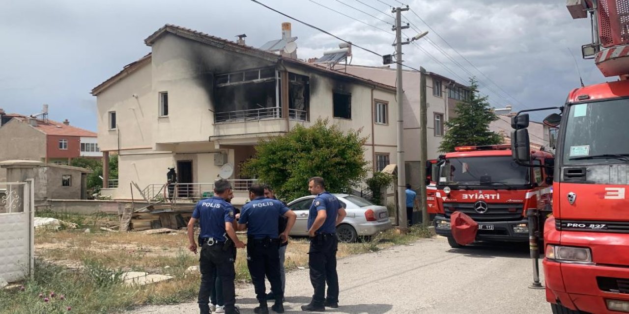 Boşandığı eşinin evini ateşe verdi, polise teslim oldu