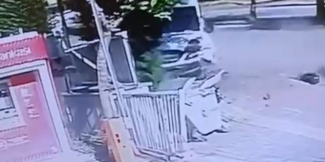 Kontrolden çıkan minibüs kaldırıma daldı: 1 ölü