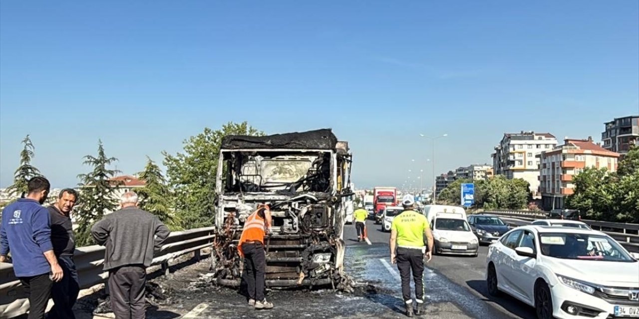 Konya plakalı tır yandı, ulaşım aksadı