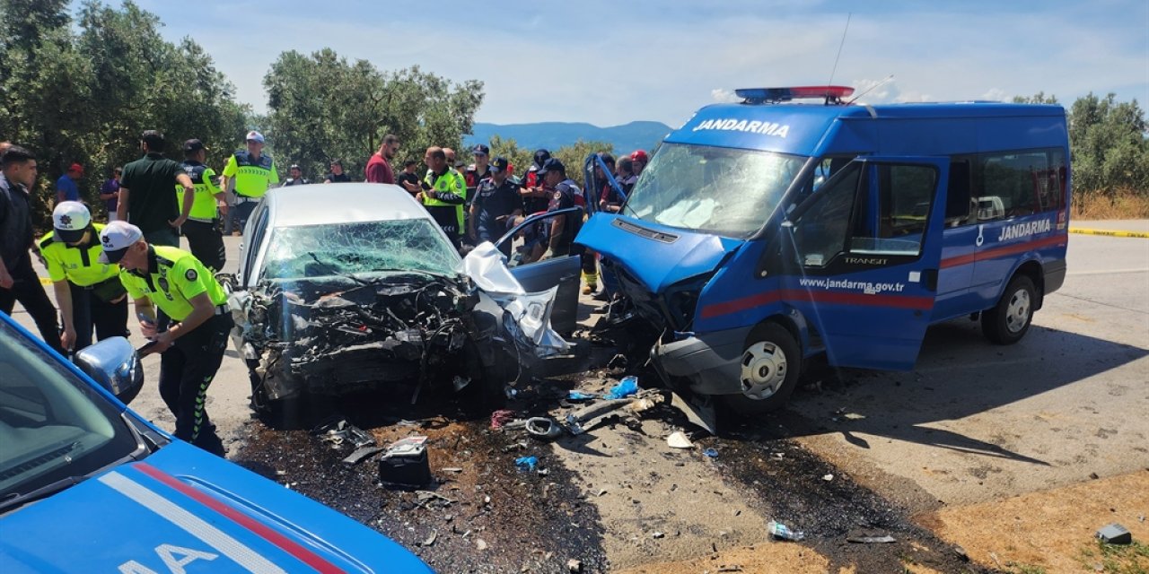 Jandarma minibüsü otomobille çarpıştı: 1 ölü, 2 yaralı