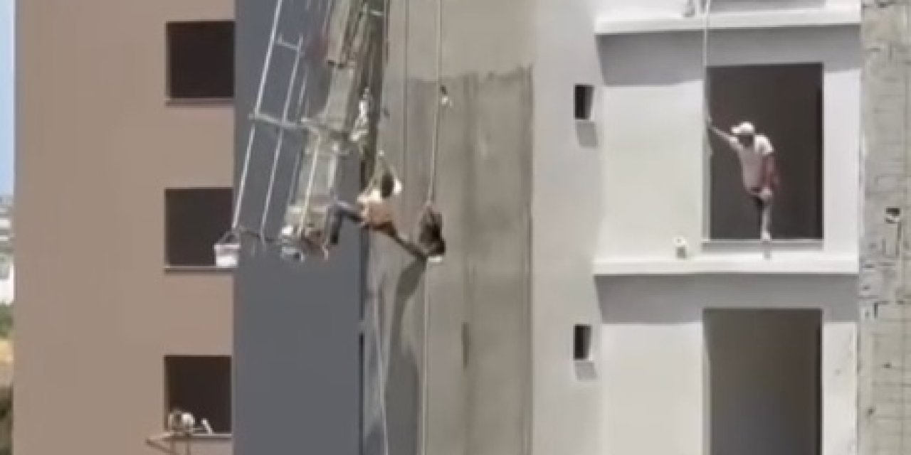 İskelenin ipleri koptu! İnşaat işçisi havada asılı kaldı
