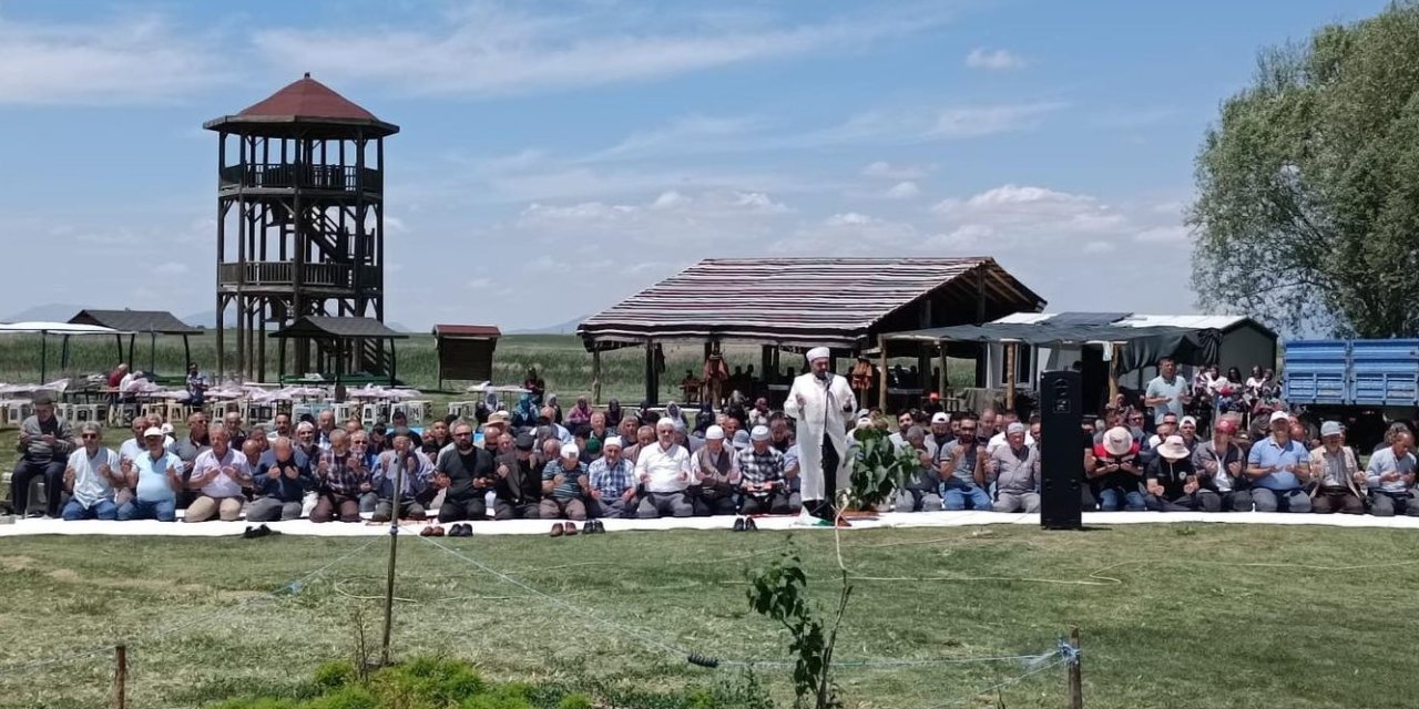 Beyşehir Gölü’nde sular çekildi! Konyalılar yağmur duasına çıktı