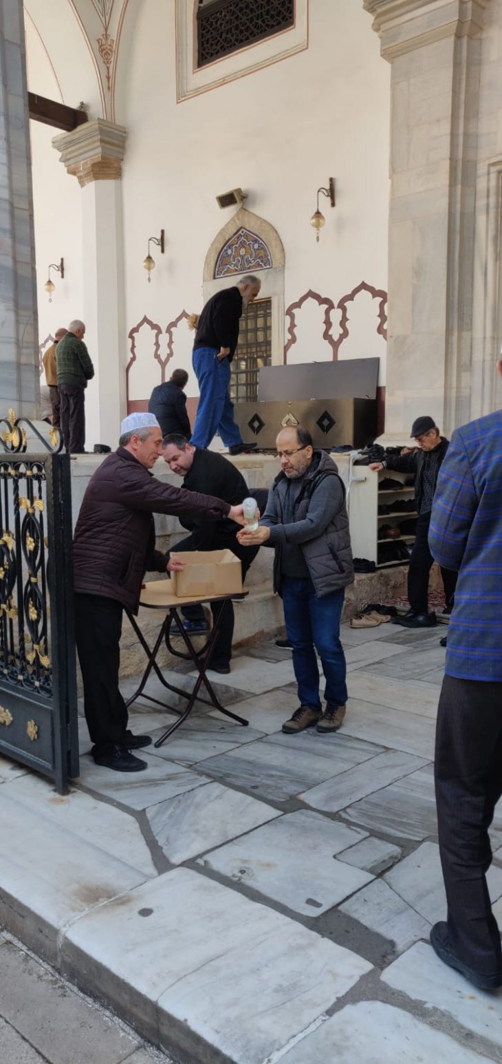 Ülke genelinde koronavirüs önlemi! Muradiye Camii cemaatine kolonya ikram edildi