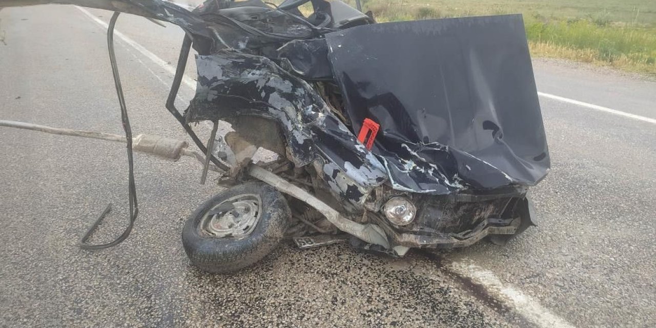 Konya yolunda TIR’la çarpışan otomobil ikiye bölündü, sürücü öldü