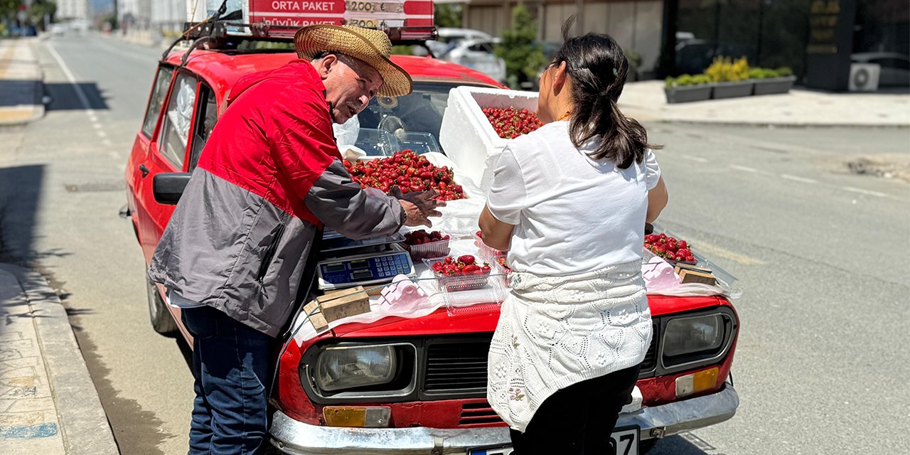Caddede bu arabayı görenler dönüp tekrar bakıyor