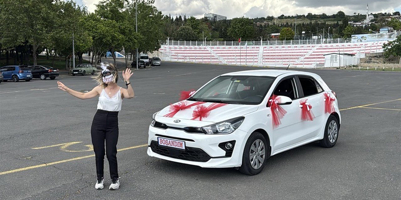 Eşinden boşanan kadın arabasını süsleyip kutlama yaptı