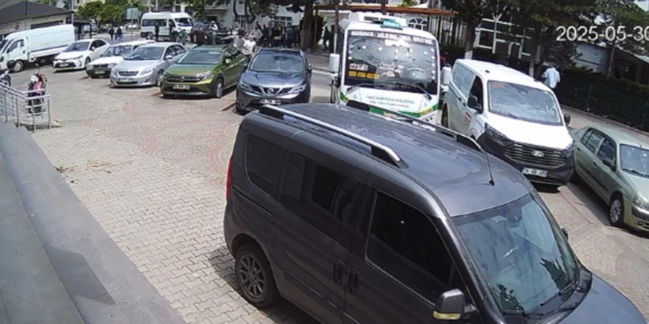 Camide kendisini uyaran muhtarı bıçaklayıp kaçtı