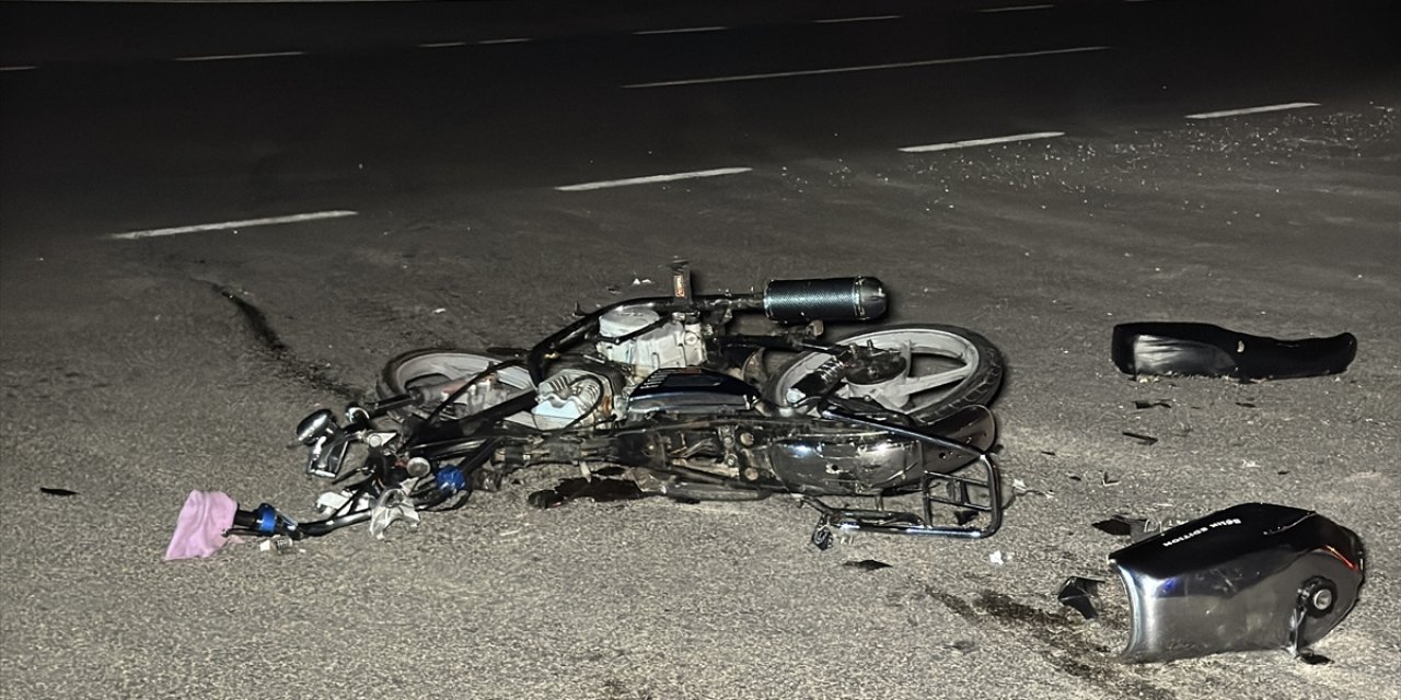 Otomobille çarpışan motosiklet sürücüsü öldü