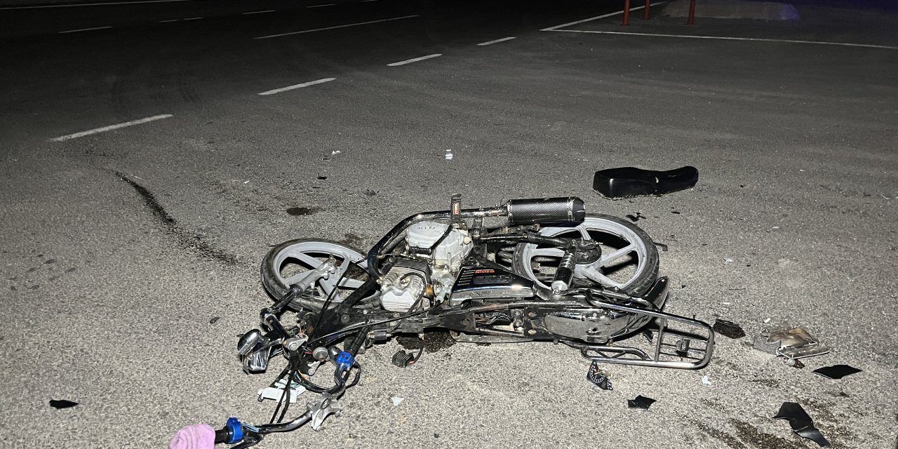 Otomobil ile motosiklet çarpıştı; 1 ölü, 2 yaralı